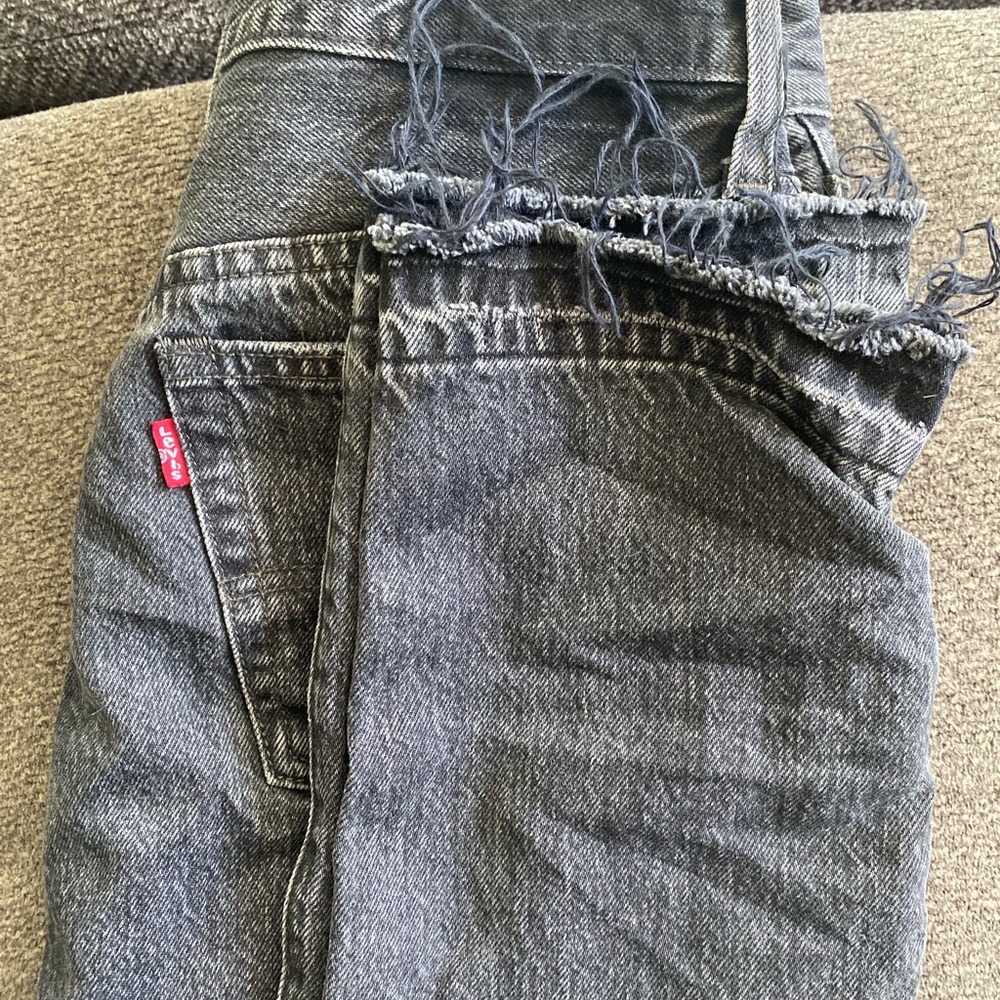 Cropped Levi’s black denim